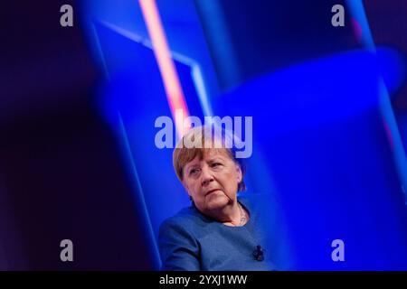 Ex-Bundeskanzlerin Angela Merkel CDU sitzt bei der Vorstellung ihres Buchs Freiheit. Erinnerungen 1954 - 2021 im Rahmen der lit. Köln auf der Bühne in der Flora. Köln, 16.12.2024 Poolbild - dpa-Pool Nordrhein-Westfalen Deutschland *** ehemalige Bundeskanzlerin Angela Merkel CDU sitzt auf der Bühne bei der Präsentation ihres Buches Freiheit Erinnerungen 1954 2021 im Rahmen von lit Cologne in der Flora Cologne, 16 12 2024 Poolbild dpa Pool Nordrhein Westfalen Deutschland Copyright: XRolfxVennenberndx Stockfoto