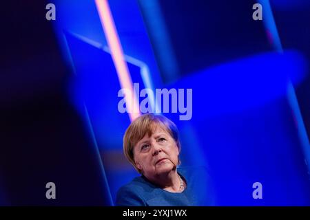 Ex-Bundeskanzlerin Angela Merkel CDU sitzt bei der Vorstellung ihres Buchs Freiheit. Erinnerungen 1954 - 2021 im Rahmen der lit. Köln auf der Bühne in der Flora. Köln, 16.12.2024 Poolbild - dpa-Pool Nordrhein-Westfalen Deutschland *** ehemalige Bundeskanzlerin Angela Merkel CDU sitzt auf der Bühne bei der Präsentation ihres Buches Freiheit Erinnerungen 1954 2021 im Rahmen von lit Cologne in der Flora Cologne, 16 12 2024 Poolbild dpa Pool Nordrhein Westfalen Deutschland Copyright: XRolfxVennenberndx Stockfoto