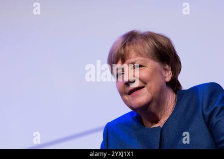 Ex-Bundeskanzlerin Angela Merkel CDU sitzt bei der Vorstellung ihres Buchs Freiheit. Erinnerungen 1954 - 2021 im Rahmen der lit. Köln auf der Bühne in der Flora. Köln, 16.12.2024 Poolbild - dpa-Pool Nordrhein-Westfalen Deutschland *** ehemalige Bundeskanzlerin Angela Merkel CDU sitzt auf der Bühne bei der Präsentation ihres Buches Freiheit Erinnerungen 1954 2021 im Rahmen von lit Cologne in der Flora Cologne, 16 12 2024 Poolbild dpa Pool Nordrhein Westfalen Deutschland Copyright: XRolfxVennenberndx Stockfoto