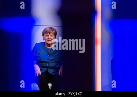 Ex-Bundeskanzlerin Angela Merkel CDU sitzt bei der Vorstellung ihres Buchs Freiheit. Erinnerungen 1954 - 2021 im Rahmen der lit. Köln auf der Bühne in der Flora. Köln, 16.12.2024 Poolbild - dpa-Pool Nordrhein-Westfalen Deutschland *** ehemalige Bundeskanzlerin Angela Merkel CDU sitzt auf der Bühne bei der Präsentation ihres Buches Freiheit Erinnerungen 1954 2021 im Rahmen von lit Cologne in der Flora Cologne, 16 12 2024 Poolbild dpa Pool Nordrhein Westfalen Deutschland Copyright: XRolfxVennenberndx Stockfoto