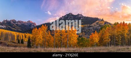 Die Wolken leuchten bei Sonnenuntergang über der Cimarron Ridge im Unncompahgre National Forest, während der Peak Herbstfarbe in den San Juan Mountains in Colorado. Stockfoto