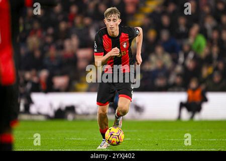 Bournemouth, Großbritannien. Dezember 2024. BOURNEMOUTH, ENGLAND – 16. DEZEMBER: Dean Huijsen aus Bournemouth spielt mit dem Ball während des 16. Matchweek-16-Spiels der Premier League 2024/25 zwischen dem AFC Bournemouth und West Ham United FC im Vitality Stadium am 16. Dezember 2024 in Bournemouth, England. (David Horton/SPP) Credit: SPP Sport Press Photo. /Alamy Live News Stockfoto