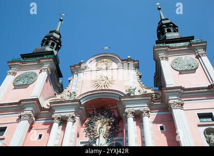 Der Morgenblick auf das Swieta Lipka-Heiligtum aus dem 17. Jahrhundert, die Fassade der katholischen Basilika mit Uhrtürmen (Polen). Stockfoto