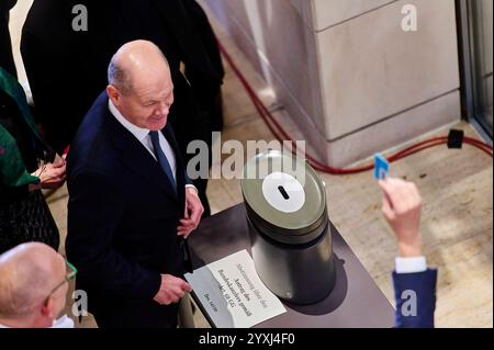 Vertrauensfrage gemäß Art. 68GG EUR, Deutschland, Berlin, 16.12.2024: Bundeskanzler Olaf Scholz stimmt zur Vertrauensfrage ab. *** Vertrauensabstimmung gemäß Art. 68GG EUR, Deutschland, Berlin, 16 12 2024 Bundeskanzler Olaf Scholz stimmt über die Vertrauensabstimmung ab Stockfoto