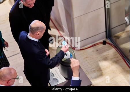 Vertrauensfrage gemäß Art. 68GG EUR, Deutschland, Berlin, 16.12.2024: Bundeskanzler Olaf Scholz stimmt zur Vertrauensfrage ab. *** Vertrauensabstimmung gemäß Art. 68GG EUR, Deutschland, Berlin, 16 12 2024 Bundeskanzler Olaf Scholz stimmt über die Vertrauensabstimmung ab Stockfoto