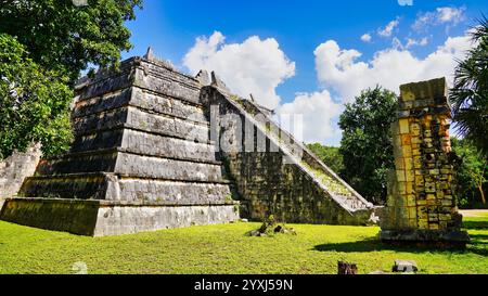 Die Pyramide mit dem Ossuarsaal, einem kleinen Turm zur Aufbewahrung der toten Reliquien im Tempelkomplex von Chichen Itza, Mexiko Stockfoto