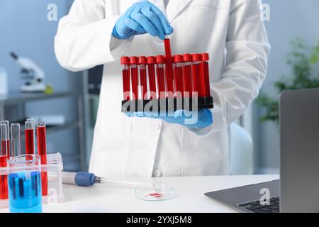Labortests. Arzt mit Blutproben in Röhrchen drinnen, Nahaufnahme Stockfoto