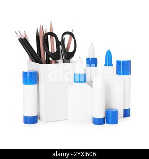Verschiedene Arten von Klebstoff, Scheren und Bleistiften isoliert auf weiß Stockfoto