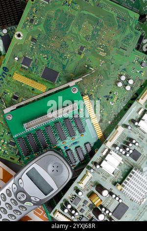 Top-Down-Ansicht der Leiterplatten und des verworfenen Mobiltelefons Stockfoto