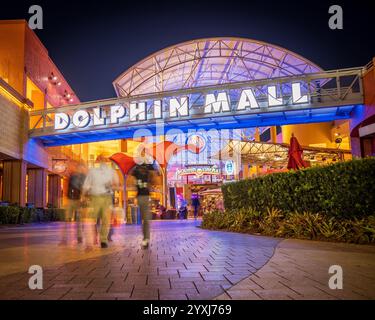 Dolphin Mall ist ein preisgünstiges Outlet-Einkaufszentrum in Miami, Florida, USA. Es wurde 2001 eröffnet und besteht aus über 1.400.000 Quadratmetern Einzelhandelsfläche Stockfoto