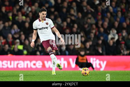 Vitality Stadium, Boscombe, Dorset, Großbritannien. Dezember 2024. Premier League Football, AFC Bournemouth gegen West Ham United; Konstantinos Mavropanos von West Ham Credit: Action Plus Sports/Alamy Live News Stockfoto