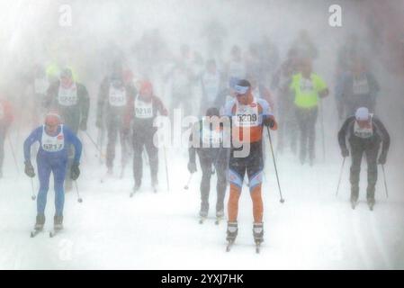 Teilnehmer, die während des Nordischen Skisports beim North American Vasa Festival of Races in Traverse City, Michigan, USA, Rennen fahren Stockfoto