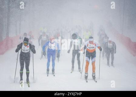 Teilnehmer, die während des Nordischen Skisports beim North American Vasa Festival of Races in Traverse City, Michigan, USA, Rennen fahren Stockfoto