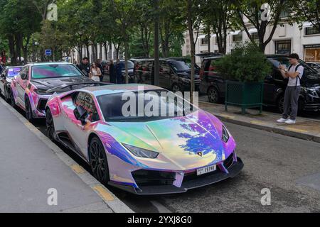 Paris, Frankreich - Blick auf das Chamäleon Lamborghini Huracán Mansory, das auf einer Straße vor einem Palast geparkt ist. Stockfoto
