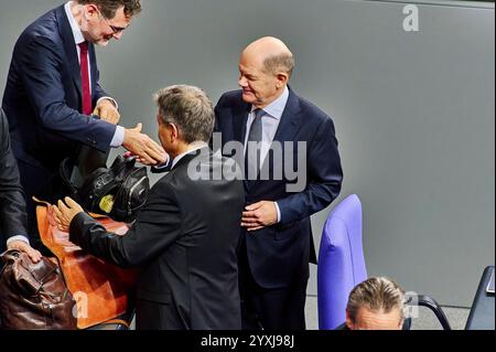 Vertrauensfrage gemäß Art. 68GG EUR, Deutschland, Berlin, 16.12.2024: Wolfgang Schmidt gratuliert Bundeskanzler Olaf Scholz. *** Vertrauensfrage nach Art. 68GG EUR, Deutschland, Berlin, 16 12 2024 Wolfgang Schmidt gratuliert Bundeskanzler Olaf Scholz Stockfoto