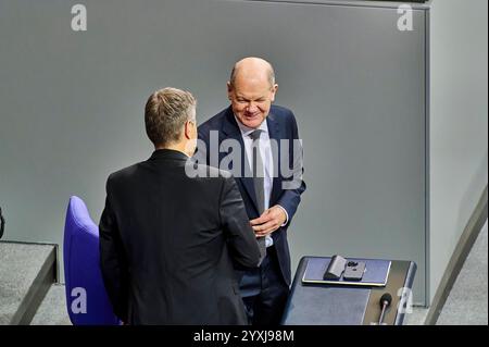 Vertrauensfrage gemäß Art. 68GG EUR, Deutschland, Berlin, 16.12.2024: Robert Habeck gratuliert Bundeskanzler Olaf Scholz. *** Vertrauensfrage nach Art. 68GG EUR, Deutschland, Berlin, 16 12 2024 Robert Habeck gratuliert Bundeskanzler Olaf Scholz Stockfoto