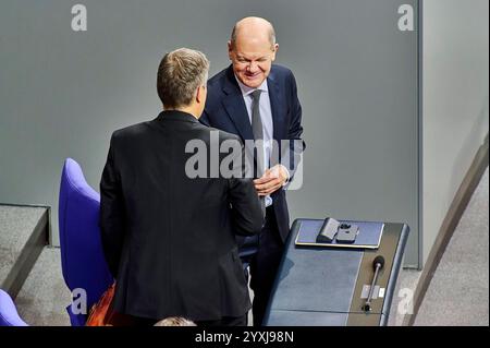 Vertrauensfrage gemäß Art. 68GG EUR, Deutschland, Berlin, 16.12.2024: Robert Habeck gratuliert Bundeskanzler Olaf Scholz. *** Vertrauensfrage nach Art. 68GG EUR, Deutschland, Berlin, 16 12 2024 Robert Habeck gratuliert Bundeskanzler Olaf Scholz Stockfoto