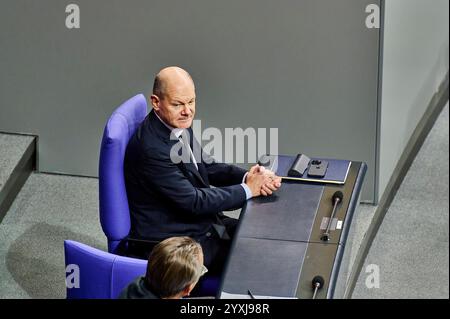 Vertrauensfrage gemäß Art. 68GG EUR, Deutschland, Berlin, 16.12.2024: Bundeskanzler Olaf Scholz stimmt zur Vertrauensfrage ab. *** Vertrauensabstimmung gemäß Art. 68GG EUR, Deutschland, Berlin, 16 12 2024 Bundeskanzler Olaf Scholz stimmt über die Vertrauensabstimmung ab Stockfoto