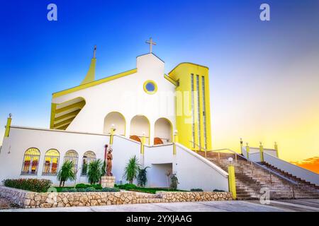 HDR-Bild der modernen Kirche in Kroatien mit blauem Himmel darüber Stockfoto