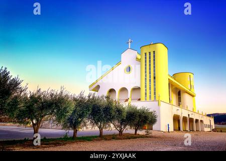 HDR-Bild der modernen Kirche in Kroatien mit blauem Himmel darüber Stockfoto