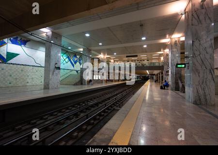 Unterirdisches Innere der U-Bahn-Station Bela Vista in Lissabon-Portugal. Stockfoto