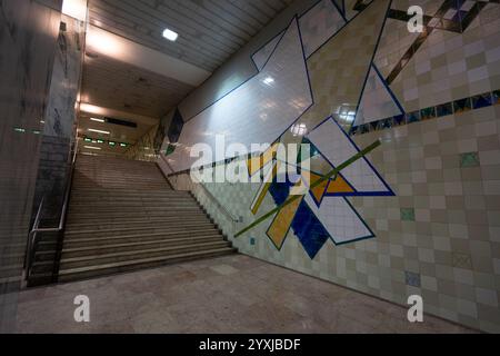 Unterirdisches Innere der U-Bahn-Station Bela Vista in Lissabon-Portugal. Stockfoto