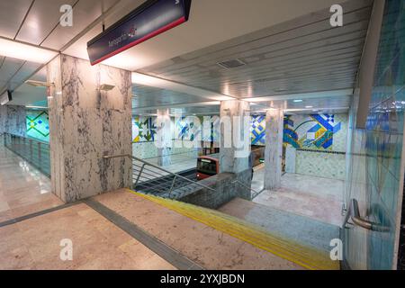 Unterirdisches Innere der U-Bahn-Station Bela Vista in Lissabon-Portugal. Stockfoto