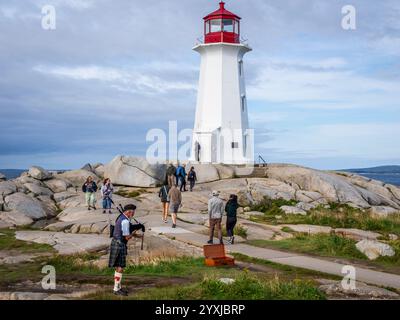Peggys Point Lighthouse, auch bekannt als Peggys Cove Lighthouse am östlichen Eingang der St. Margarets Bay in Peggys Cove Nova Scotia Kanada Stockfoto