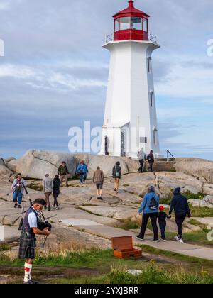 Peggys Point Lighthouse, auch bekannt als Peggys Cove Lighthouse am östlichen Eingang der St. Margarets Bay in Peggys Cove Nova Scotia Kanada Stockfoto