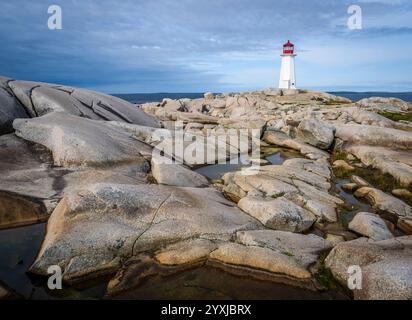 Peggys Point Lighthouse, auch bekannt als Peggys Cove Lighthouse am östlichen Eingang der St. Margarets Bay in Peggys Cove Nova Scotia Kanada Stockfoto