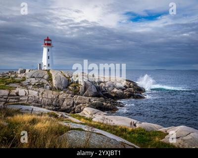Peggys Point Lighthouse, auch bekannt als Peggys Cove Lighthouse am östlichen Eingang der St. Margarets Bay in Peggys Cove Nova Scotia Kanada Stockfoto