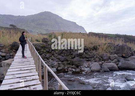 Fußgängerweg zum Brunnen von ribeira do ferreiro auf der Blumeninsel der Azoren Stockfoto