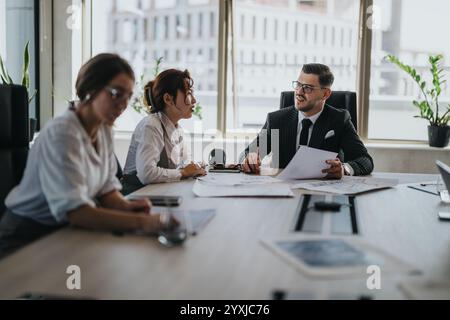 Multikulturelle Geschäftsleute, die an einem gemeinsamen Meeting teilnahmen Stockfoto