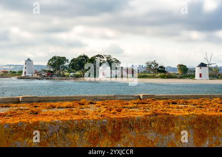 3 Alburrica-Windmühlen in Barreiro mit alter Mauer im Vordergrund Stockfoto