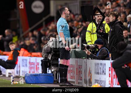 Bournemouth, Großbritannien. Dezember 2024. BOURNEMOUTH, ENGLAND – 16. DEZEMBER: Schiedsrichter Chris Kavanagh überprüft den Videoassistenten während des Spiels der Premier League 2024/25 in der 16. Matchweek zwischen dem AFC Bournemouth und West Ham United FC im Vitality Stadium am 16. Dezember 2024 in Bournemouth, England. (David Horton/SPP) Credit: SPP Sport Press Photo. /Alamy Live News Stockfoto