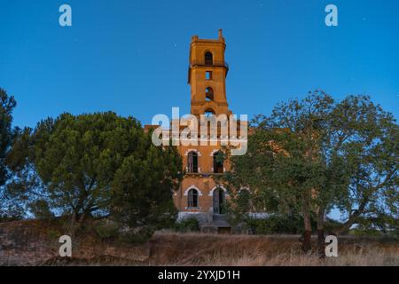 Turm des alten Gehäuses. Das Hotel befindet sich in Coina, Barreiro. Bekannt als 'Burg des Königs des Mülls. ' Nachtbild. Dunkles Schloss. Stockfoto