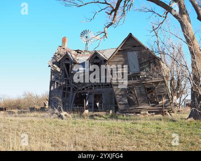 Verlassenes und verfallenes Ranch-Haus in Zentral-Kansas Stockfoto