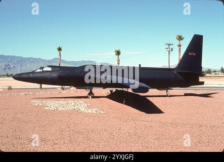 Lockheed U-2C Dragon Lady im Davis-Monthan AFB Heritage Park. Dieses Flugzeug (AF 56-6716) wurde als U-2A geliefert und dann auf U-2C umgebaut. Flugzeuge wurden für USAF- und CIA-Aufklärungsmissionen eingesetzt. Es wurde Anfang der 1980er Jahre im Heritage Park ausgestellt 2022 wurde das Flugzeug in das Hill Aerospace Museum, Hill AFB, Utah, überführt. Stockfoto
