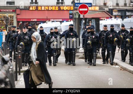 Paris, Frankreich. Dezember 2024. Eine Gruppe von Polizisten begleitet die pro-palästinensische Demonstration. Hunderte von Menschen nahmen an einer pro-palästinensischen Demonstration Teil, die vom Urgence Palestine Collective in Paris organisiert wurde. Quelle: SOPA Images Limited/Alamy Live News Stockfoto