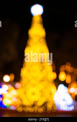 Unfokussierter beleuchteter Weihnachtsbaumhintergrund in Praca do Comércio Lisboa abstrakter bunter Baumhintergrund Stockfoto