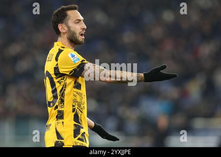 Rom, Italien. Dezember 2024. Hakan Calhanoglu war bei der italienischen Fußballmeisterschaft Serie A Enilive 2024-2025 im Stadio Olimpico bei SS Lazio gegen FC Internazionale zu sehen. Endergebnis 0-6 für FC Inter Credit: SOPA Images Limited/Alamy Live News Stockfoto