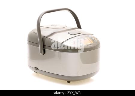 Reiskocher, Küchenausstattung elektronische Werkzeuge auf weißem Hintergrund. Stockfoto
