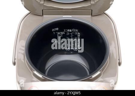 Reiskocher, Küchenausstattung elektronische Werkzeuge auf weißem Hintergrund. Stockfoto