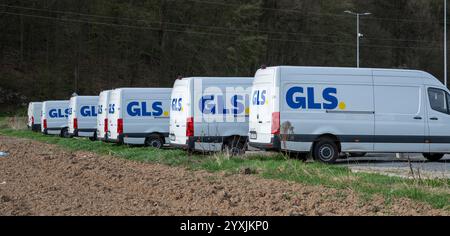 Budca, Slowakei - 30. März 2024 : GLS (General Logistics Systems B. V) Lieferwagen für Paketdienste im GLS-Depot in Budca. Slowakei. Stockfoto