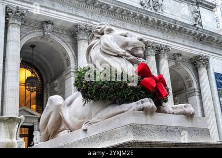 The Lion Statue with Wreath during the Holidays, New York Public Library, Main Branch, New York City, USA 2024 Stockfoto