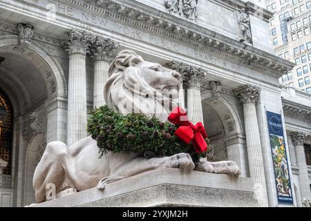 The Lion Statue with Wreath during the Holidays, New York Public Library, Main Branch, New York City, USA 2024 Stockfoto