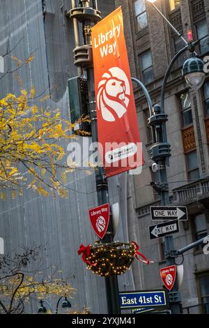 E. 41st St. vor der Hauptniederlassung der New York Public Library ist der Library Way Signage, 2024, NYC, USA Stockfoto