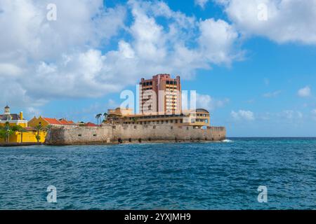 Waterfort und Plaza Hotel im historischen Stadtzentrum von Willemstad, Blick vom Rif Fort über die Sint Anna Bay, Willemstad, Curacao. Das historische Willemstad ist ein Stockfoto