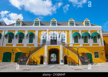 Fort Amsterdam in der Sint Anna Bay in Punda, Willemstad historisches Stadtzentrum, Curacao. Das historische Willemstad gehört zum UNESCO-Weltkulturerbe. Jetzt ist das jetzt Stockfoto