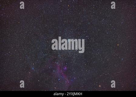 Der Sternhaufen Messier 50 in Monoceros mit dem Möwennebel unten. Stockfoto